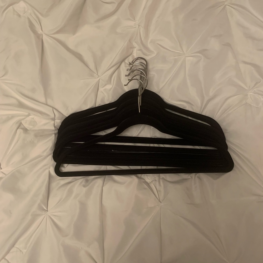 Black velvet hangers (6)) 10packs (used good condition) 60 Total - Picture 14 of 14